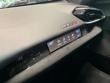 FERRARI 296 GTB Karbon JBL Lift 1.Hand