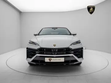 Lamborghini Urus SE I Akrapovic I