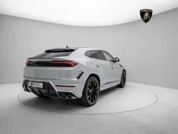 Lamborghini Urus SE I Akrapovic I