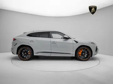 Lamborghini Urus SE I Akrapovic I