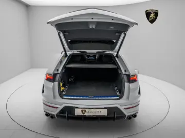 Lamborghini Urus SE I Akrapovic I