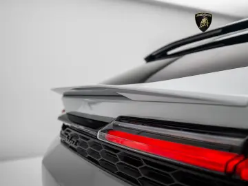 Lamborghini Urus SE I Akrapovic I
