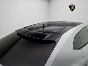 Lamborghini Urus SE I Akrapovic I