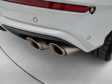Lamborghini Urus SE I Akrapovic I