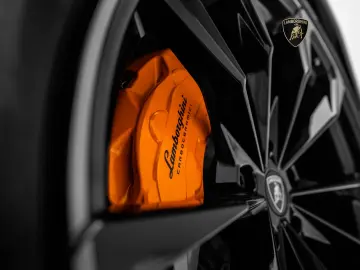 Lamborghini Urus SE I Akrapovic I
