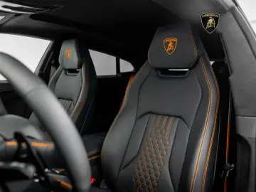 Lamborghini Urus SE I Akrapovic I