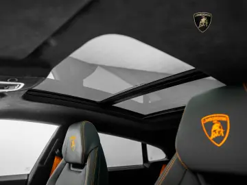 Lamborghini Urus SE I Akrapovic I