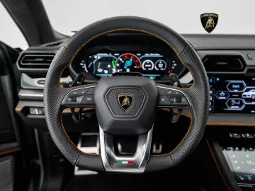 Lamborghini Urus SE I Akrapovic I
