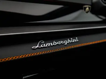 Lamborghini Urus SE I Akrapovic I