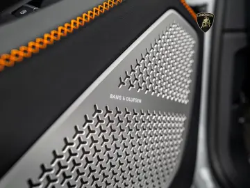 Lamborghini Urus SE I Akrapovic I