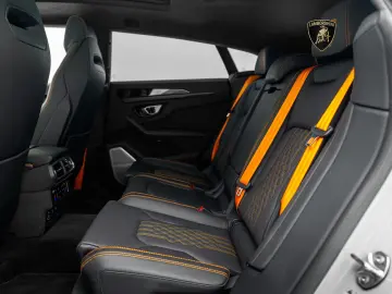 Lamborghini Urus SE I Akrapovic I