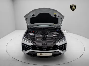 Lamborghini Urus SE I Akrapovic I