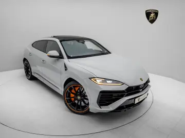 Lamborghini Urus SE I Akrapovic I