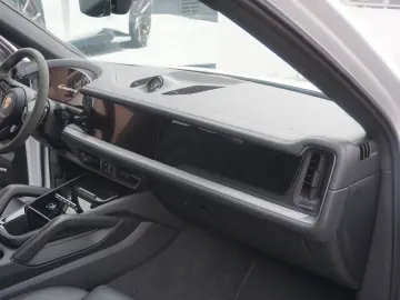 PORSCHE Cayenne Coupe E-Hybrid SportDesign HAL Luft AHK