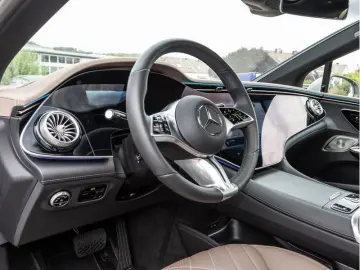 MERCEDES-BENZ EQE 500 4M ElectricArt Hyper Pano Burm…