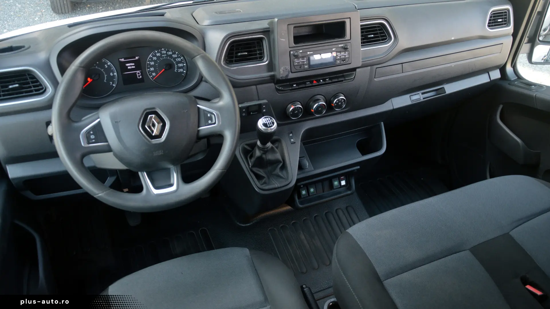 Renault Master 8 1   L3h2   Lift pentru scaune cu rotile