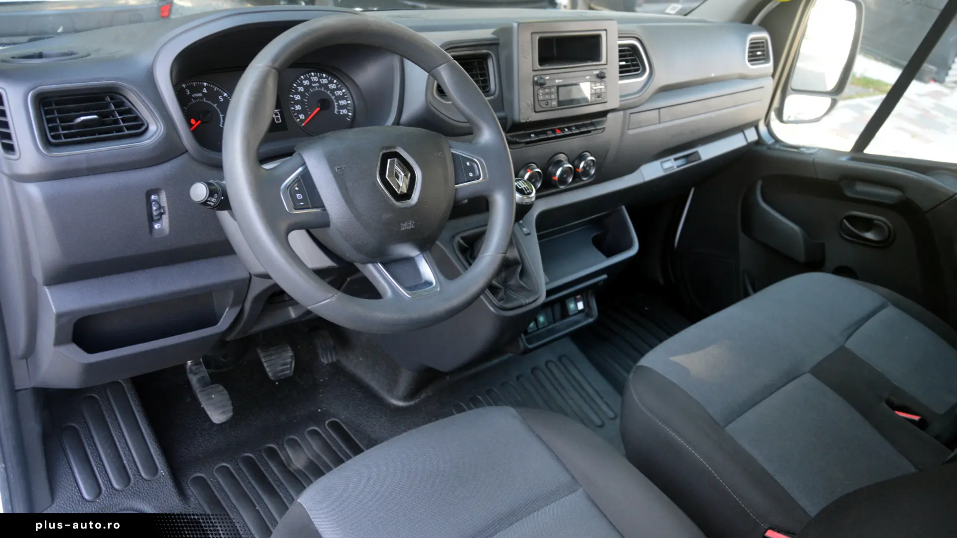 Renault Master 8 1   L3h2   Lift pentru scaune cu rotile