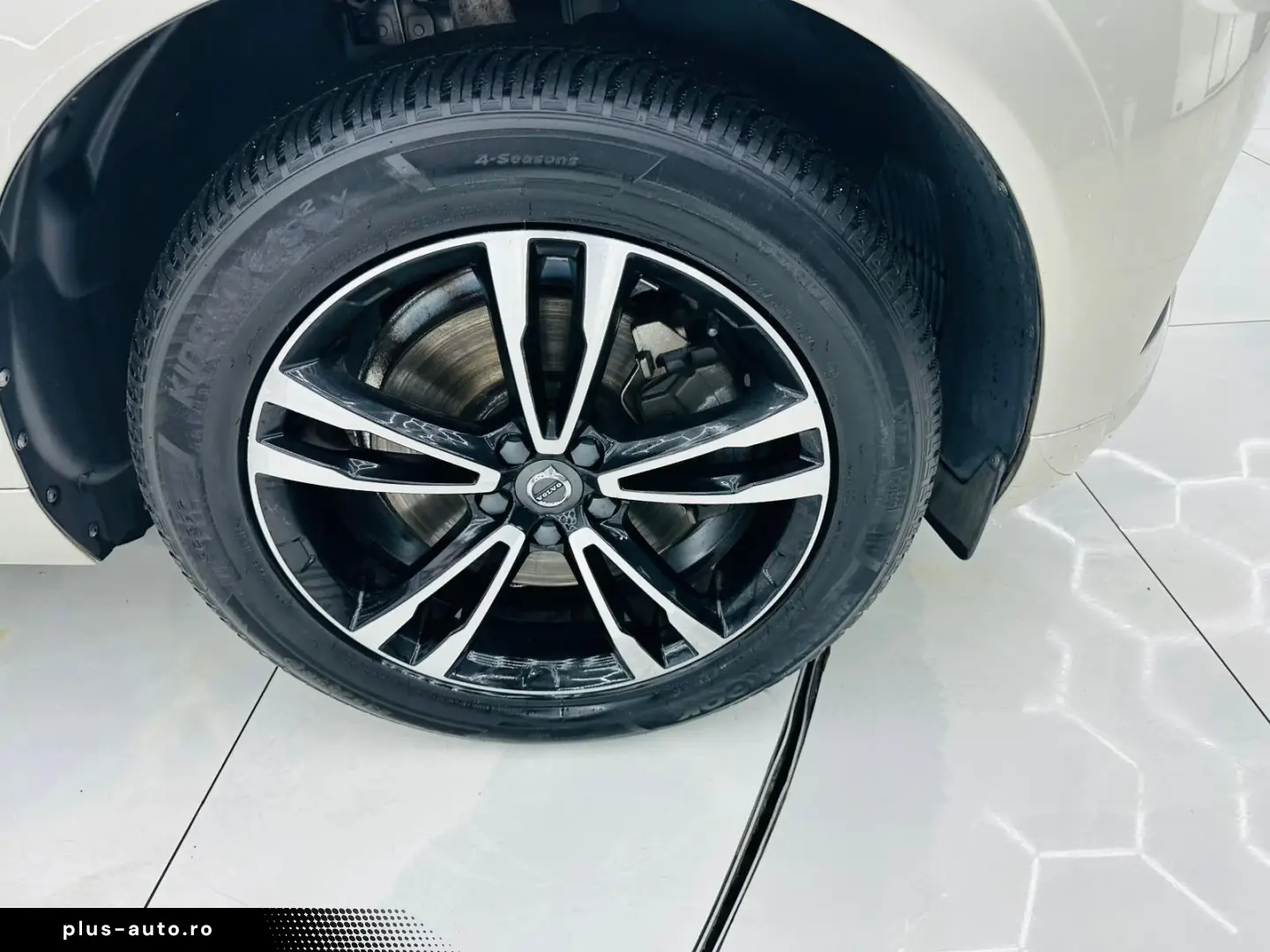 VOLVO XC60 2017 — imagine 10
