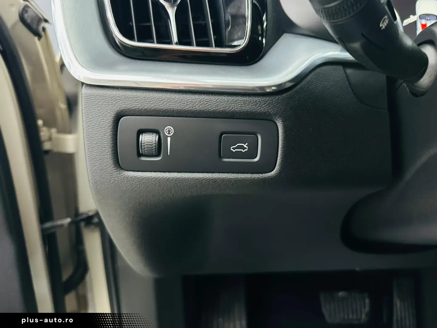 VOLVO XC60 2017 — imagine 11