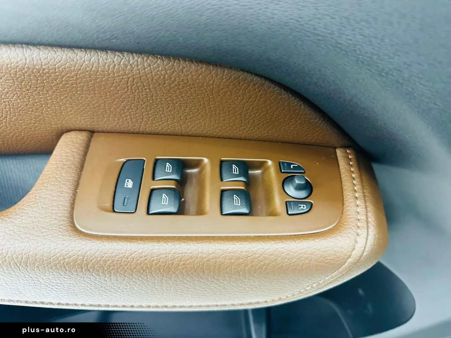 VOLVO XC60 2017 — imagine 12