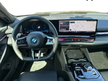 BMW 550e xDrive Limousine 360  HEAD-UP