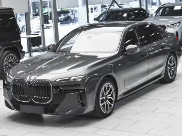 BMW 740d xDrive M Sport – Sky Lounge Pano • HUD • 360