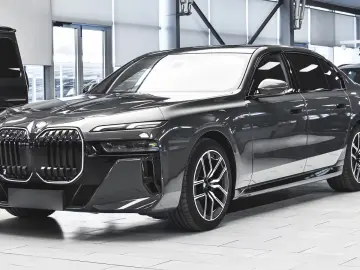 BMW 740d xDrive M Sport – Sky Lounge Pano • HUD • 360