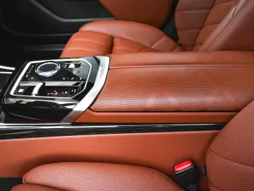 BMW 740d xDrive M Sport – Sky Lounge Pano • HUD • 360
