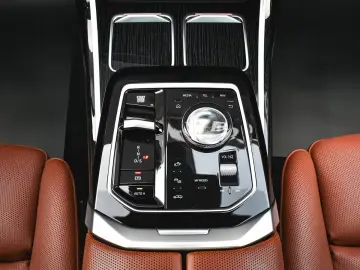 BMW 740d xDrive M Sport – Sky Lounge Pano • HUD • 360
