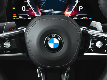 BMW 740d xDrive M Sport – Sky Lounge Pano • HUD • 360