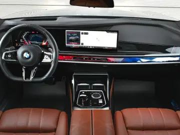 BMW 740d xDrive M Sport – Sky Lounge Pano • HUD • 360