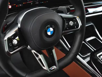 BMW 740d xDrive M Sport – Sky Lounge Pano • HUD • 360