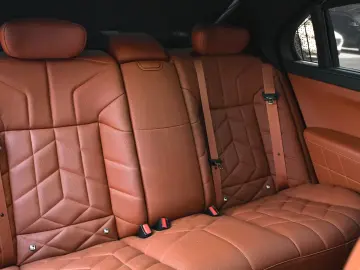 BMW 740d xDrive M Sport – Sky Lounge Pano • HUD • 360