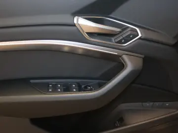 AUDI e-tron 50 quattro-NAV-LED-PANO-LUFT-LEDER