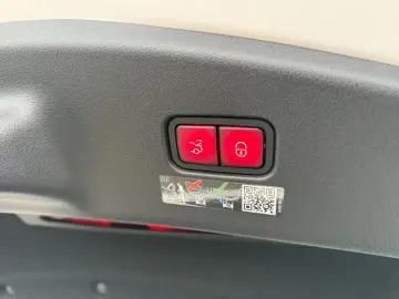 MERCEDES-BENZ CLE 300 4M Coupé AMG Night Pano HUD Leder rot