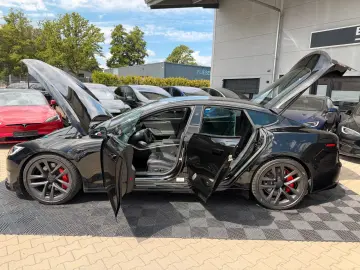 TESLA MODEL S PLAID
