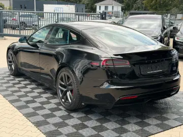 TESLA MODEL S PLAID