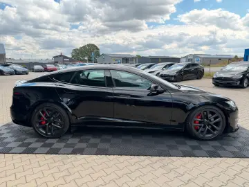 TESLA MODEL S PLAID