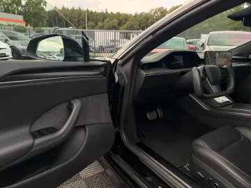 TESLA MODEL S PLAID