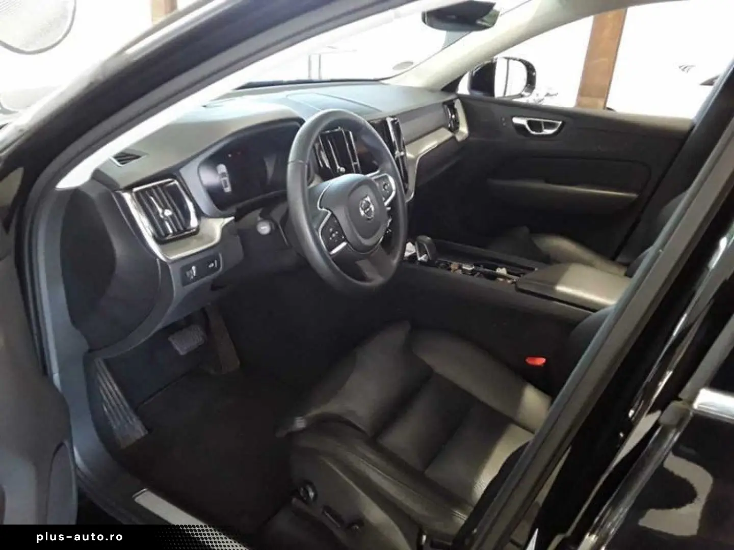 VOLVO XC60 B4 Momentum Pro Leder Navi Pano LED