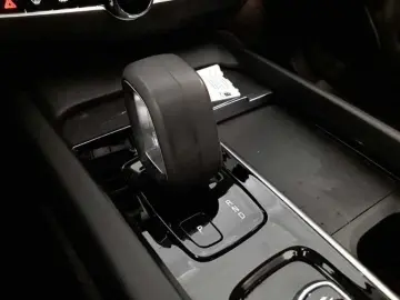 VOLVO XC60 B4 Momentum Pro Leder Navi Pano LED