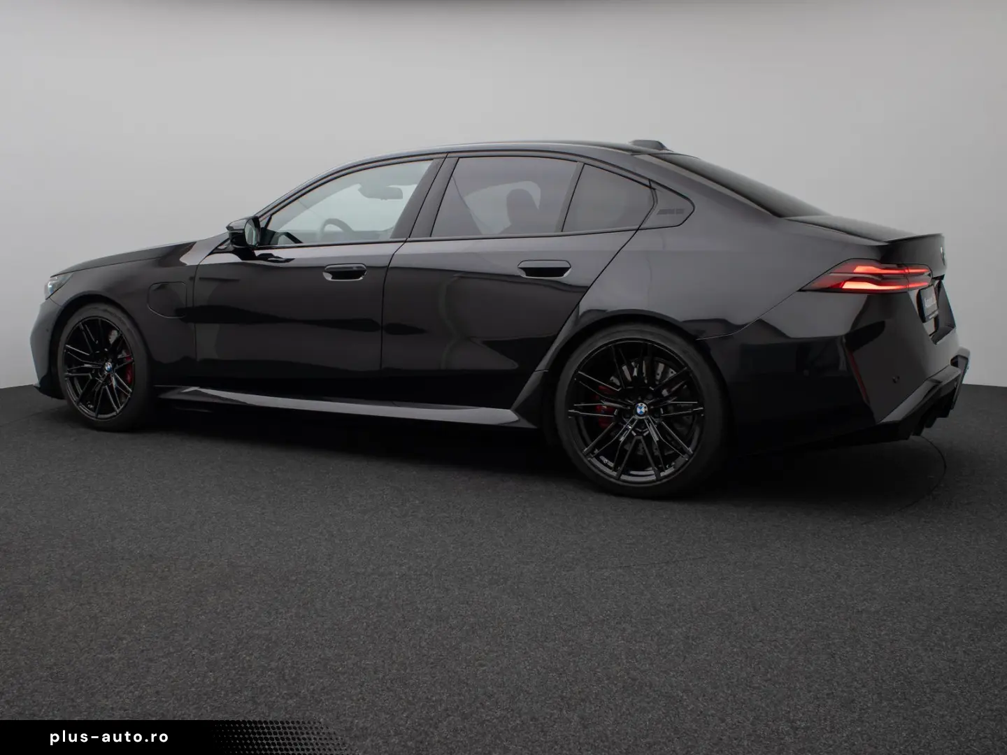 BMW M5 xDrive_Panoramic_360_B&W_HUD_M-Drivers