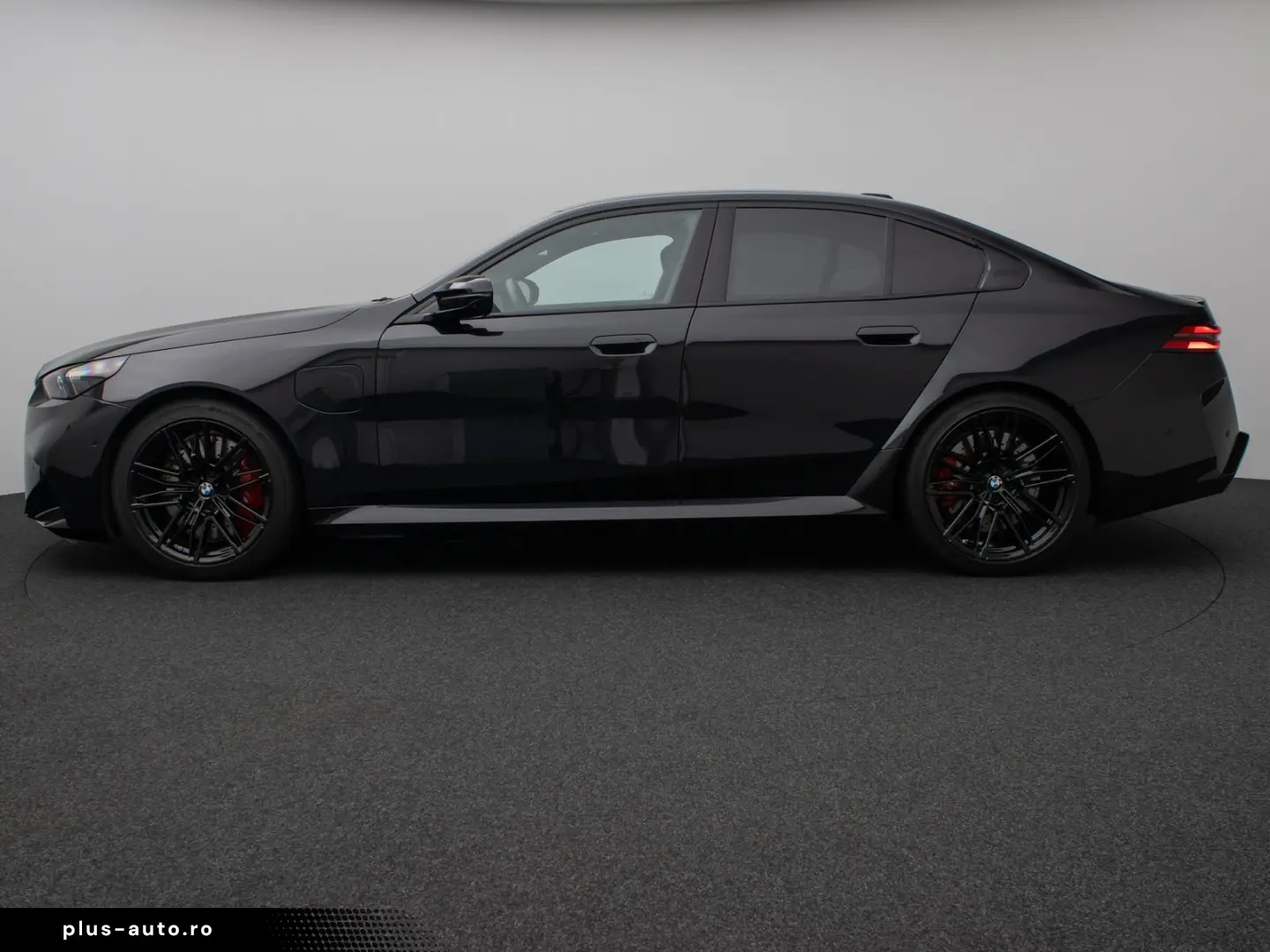 BMW M5 xDrive_Panoramic_360_B&W_HUD_M-Drivers
