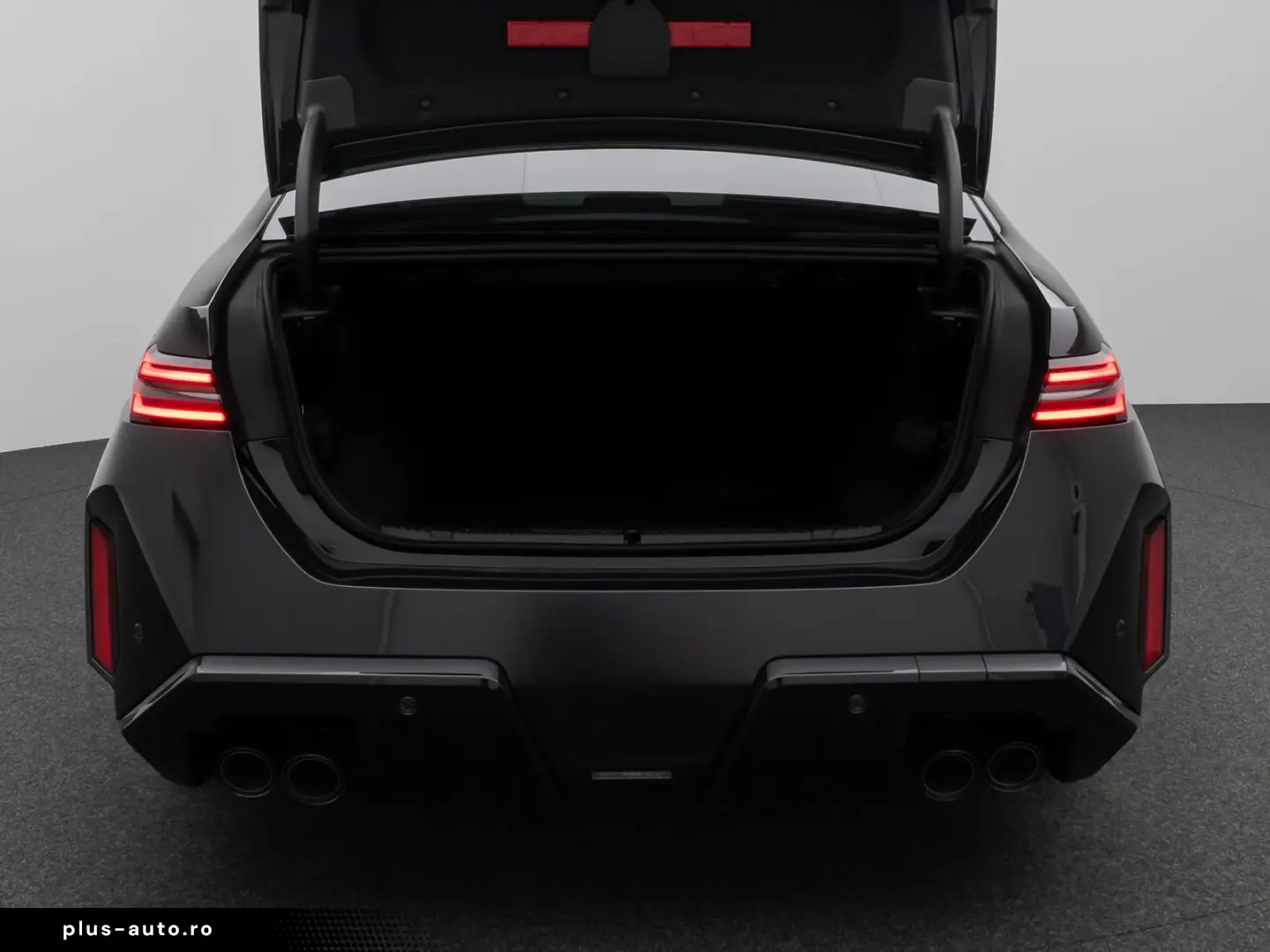 BMW M5 xDrive_Panoramic_360_B&W_HUD_M-Drivers