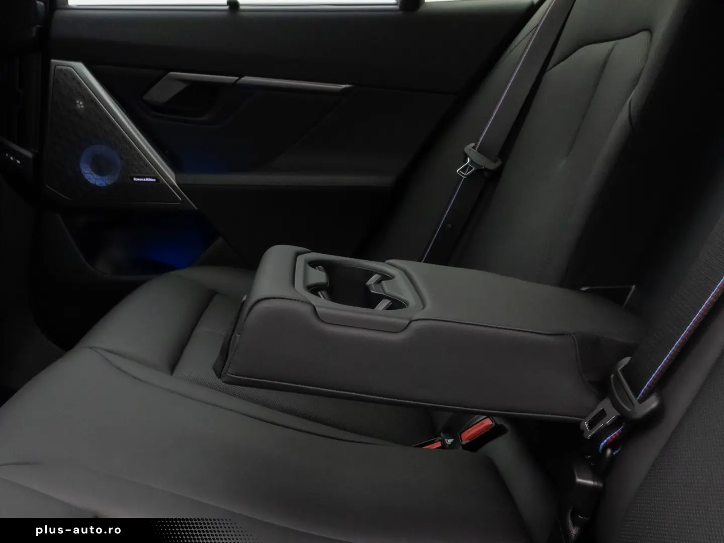 BMW M5 xDrive_Panoramic_360_B&W_HUD_M-Drivers