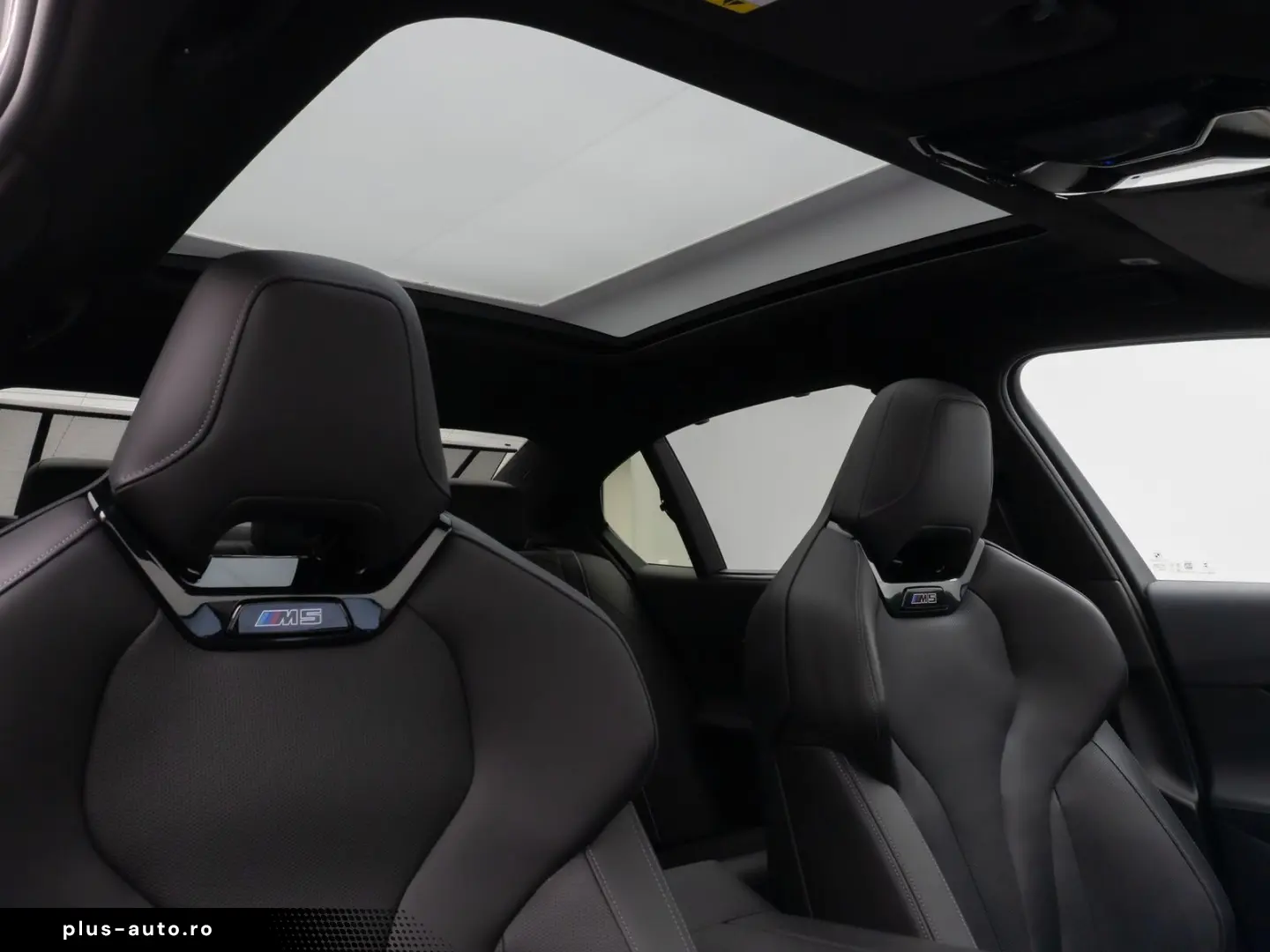 BMW M5 xDrive_Panoramic_360_B&W_HUD_M-Drivers