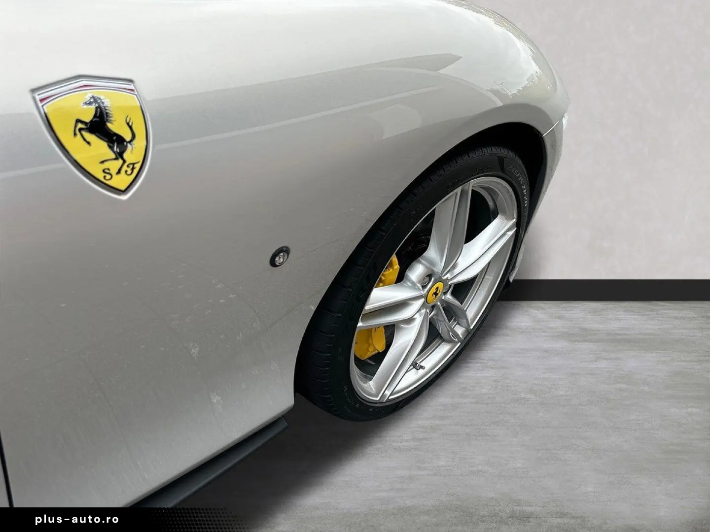 FERRARI Roma Spider  LED-Scheinwerfer 20 Zoll Felge
