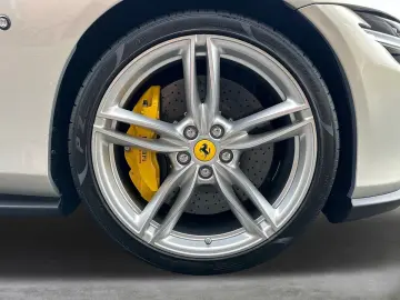 FERRARI Roma Spider  LED-Scheinwerfer 20 Zoll Felge