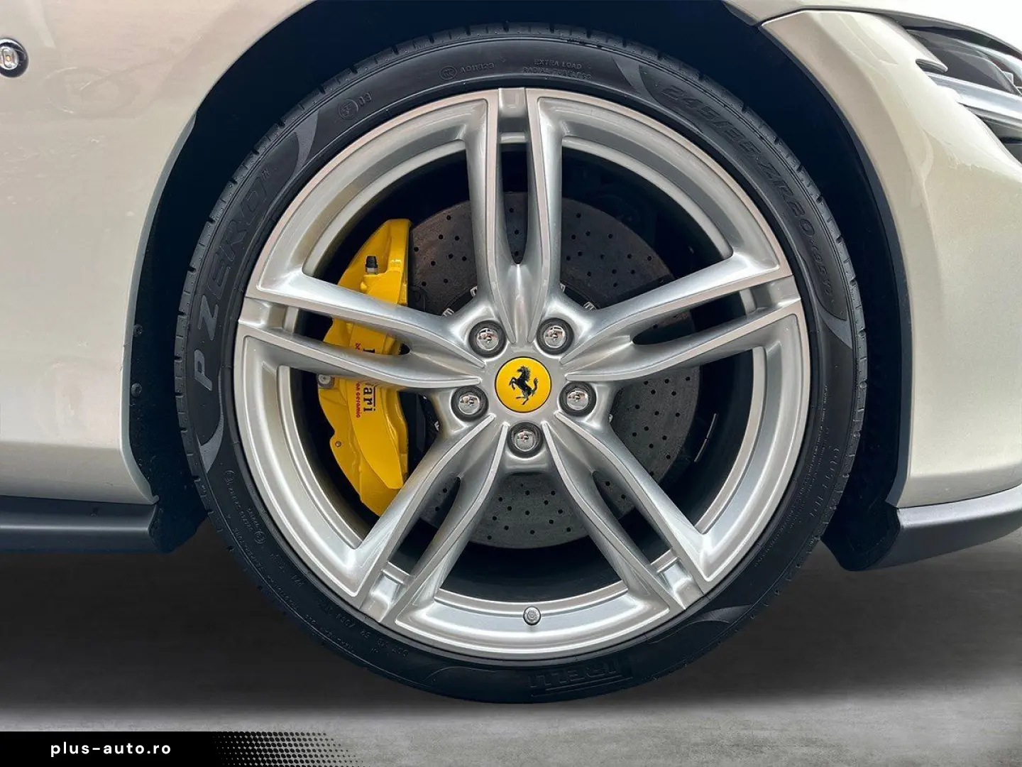 FERRARI Roma Spider  LED-Scheinwerfer 20 Zoll Felge