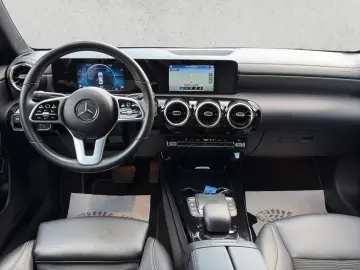 MERCEDES-BENZ CLA 200 Progressive
